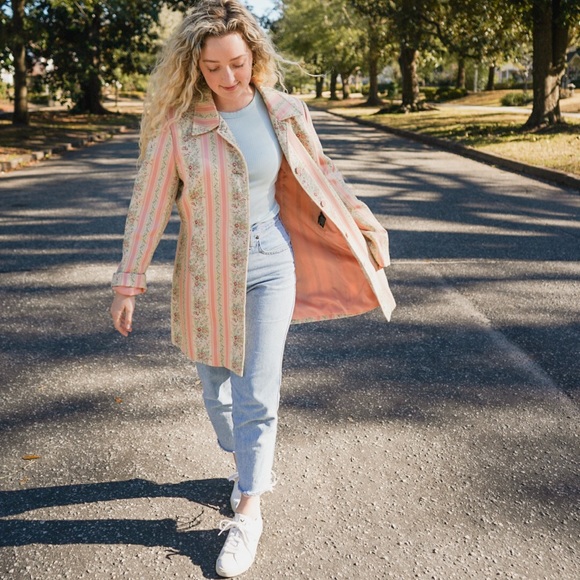 Meet your Posher, Shannon with Lilac Lawson - Picture 2 of 4